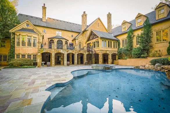 33 AMAZING Airbnb Mansions In The US (With Availability)